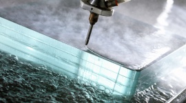 Strumieniowe cięcia wodą przy użyciu ścierniwa – Waterjet Intermac Primus Przemysł, BIZNES - Cięcie wodą pozwala na nieograniczone możliwości produkcyjne bez potrzeby zakupu drogich narzędzi. Dlatego od wielu lat popularnością cieszą się maszyny CNC do strumieniowego cięcia wodą przy użyciu ścierniwa. Jednym z nich jest Waterjet Primus włoskiego producenta Intermac.