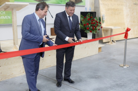 Pierwsza płyta LVL podpisana przez wicepremiera Piechocińskiego Przemysł, BIZNES - Ruszyła produkcja płyt LVL w nowej fabryce STEICO w Czarnej Wodzie. Uroczystość przecięcia wstęgi z udziałem wicepremiera Janusza Piechocińskiego, ministra gospodarki, odbyła się dokładnie po 12 miesiącach i jednym dniu od wmurowaniu kamienia węgielnego.