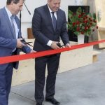 Pierwsza płyta LVL podpisana przez wicepremiera Piechocińskiego