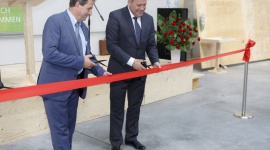 Pierwsza płyta LVL podpisana przez wicepremiera Piechocińskiego