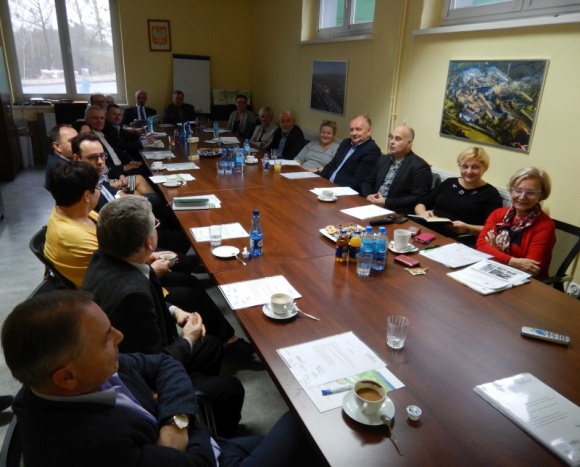 STEICO stworzy nowy zawód w Polsce? Wniosek leży w MEN Przemysł, BIZNES - W Czarnej Wodzie już w przyszłym roku szkolnym absolwenci gimnazjów będą mogli rozpocząć naukę w klasie przyuczającej do zawodu stolarza z gwarancją zatrudnienia po zakończeniu nauki w nowoczesnej fabryce drewna klejonego z fornirów firmy STEICO.