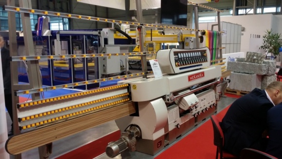 Sześciu mocarzy pod banerem Mekanika Przemysł, BIZNES - Konfiguracja sześciu maszyn z oferty firmy MEKANIKA była ciekawym przystankiem na drodze zwiedzania targów GLASS w Poznaniu. Ten największy w Polsce dystrybutor światowych marek zaprezentował możliwości ich pracy "na żywo", obrabiając wiele trudnych elementów ze szkła.