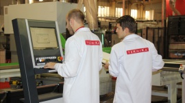 Wydział Technologii Drewna współpracuje z TEKNIKĄ Przemysł, BIZNES - Wydział Technologii Drewna SGGWw Warszawie podpisał porozumienie o współpracy z firmą TEKNIKA. Firma przyjmie na staż słuchaczy Wydziału, którzy będą mogli zgłębiać wiedzę praktyczną m.in. w zakresie automatyzacji i robotyzacji w przemyśle drzewnym i meblarskim.