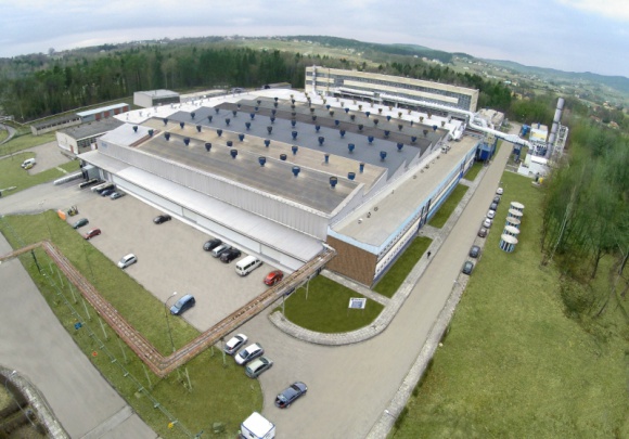 Tarkett znów inwestuje w Polsce Przemysł, BIZNES - Firma Tarkett, światowy lider nowatorskich i zrównoważonych rozwiązań dla podłóg i nawierzchni sportowych, otworzy do końca 2016 roku nową, innowacyjną linię produkcyjną w swojej fabryce w Jaśle. Inwestycja przyniesie regionowi w sumie 130 nowych miejsc pracy.