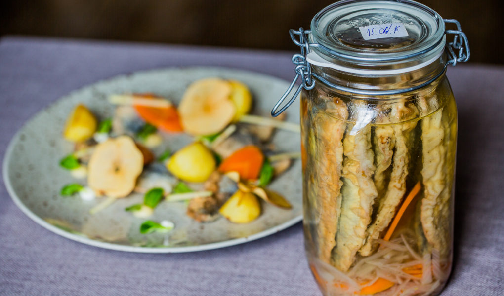 Śledź w marynacie octowej z jabłkiem, pieczonymi ziemniakami i kwaśną śmietaną