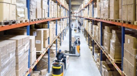 Rozwiązanie nadążające za ekspansją marki Przemysł, BIZNES - W przedsiębiorstwach e-commerce tempo zmian w zakresie procesów intralogistycznych wymusza zastosowanie elastycznych rozwiązań i optymalizację floty. Dobrym przykładem spełniającego te warunki wdrożenia jest całościowa realizacja w centrum dystrybucyjnym Butlers.