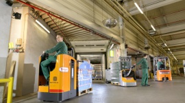 Litowo-jonowy kamień milowy Przemysł, BIZNES - Wkrótce po oficjalnym ogłoszeniu strategii dążącej do upowszechniania baterii litowo-jonowych, grupa STILL zrealizowała wdrożenie w 100% oparte o wózki w tej technologii. Rezultaty mogą stanowić dla innych przedsiębiorstw zachętę do modernizacji floty.