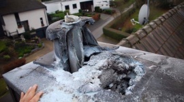 Ogólnopolska kampania przeciwko zagrażającym życiu kominom z polipropylenu Przemysł, BIZNES - Tej zimy media alarmują o wielokrotnie przekroczonych normach smogowych w kraju. Nadal wielu z nas zdaje się nie pamiętać o tym, że to, czym palimy w naszych piecach, ma ogromne znacznie nie tylko dla środowiska, ale także dla naszego zdrowia i życia.