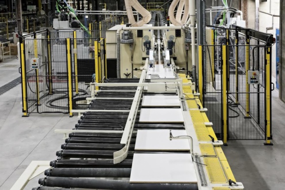 Armstrong inwestuje w rozbudowę fabryki sufitów Przemysł, BIZNES - Jeden ze światowych liderów akustycznych sufitów podwieszanych, firma Armstrong uruchomiła właśnie nową linię produkcyjną w fabryce w Pontarlier, we Francji.