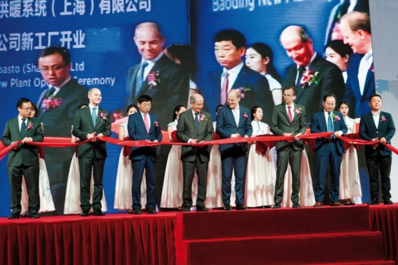 Webasto otwiera nową fabrykę w Chinach Przemysł, BIZNES - 5 maja 2017 roku rozpoczęła działalność fabryka Webasto w mieście Baoding, strategiczna inwestycja firmy, mająca znacząco zwiększyć produkcję na największym rynku zbytu niemieckiego producenta systemów dachowych.