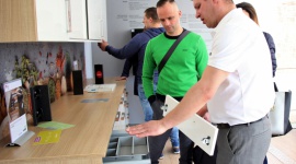 Hettich on Tour - zobaczyć, dotknąć, zamontować Przemysł, BIZNES - Hettich on Tour to unikalna forma prezentacji nowości produktowych dla producentów mebli, podczas której mobilny showroom odwiedza kilkanaście miast w Polsce przyciągając rzesze stolarzy.