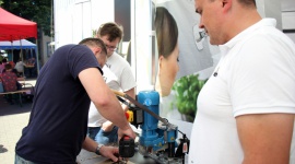 BlueMax Mini typ 2/6 - minimum wysiłku, maksimum wydajności Przemysł, BIZNES - Wiertarko-osadzarki BlueMax firmy Hettich nie zajmą w warsztacie wiele miejsca, ale za to świetnie wykonają zadania związane z precyzyjnym wierceniem otworów pod zawiasy, prowadniki, złącza, prowadnice czy rzędy nawierceń w Systemie 32.