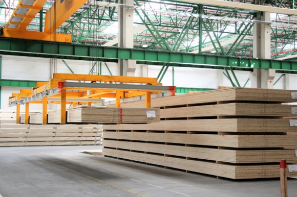 Druga linia do produkcji LVL rozpoczyna regularną produkcję Przemysł, BIZNES - W zakładzie produkcyjnym w Czarnej Wodzie (Polska) zakończono z sukcesem „test 80% mocy“ na drugiej linii do produkcji fornirowego drewna warstwowego.