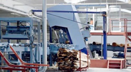 Linia Primultini przeciera drewno bukowe na markowe krzesła Przemysł, BIZNES - Marka Fameg w meblarstwie jest synonimem tradycji rzemiosła i jednocześnie niezwykłych dokonań w zakresie wzornictwa krzeseł giętych. Firma Primultini zaprojektowała i zainstalowała dla tego producenta krzeseł linię do przetarcia drewna bukowego.