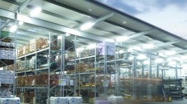 Odpowiednia temperatura w pracy – jak to robią przemysłowi giganci? Przemysł, BIZNES - Wartości temperatury utrzymywanej w halach produkcyjnych lub innych pomieszczeniach są szczegółowo regulowane przez krajowe prawo. Jak z kontrolą warunków pracy radzą sobie największe przedsiębiorstwa produkcyjne? Korzystają z systemowych rozwiązań monitoringu temperatury.