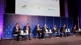 Przemysł 4.0 to długoterminowa ewolucja Przemysł, BIZNES - Transformacja technologiczna i automatyzacja przemysłu jest nieunikniona. W ciągu najbliższych 5 lat liczba urządzeń podłączonych do sieci wzrośnie o 50 mld. Te dane powinny zachęcić wszystkich przedsiębiorców do jak najszybszej implementacji rozwiązań Przemysłu 4.0.