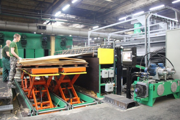 Pierwszą w Polsce, 6-półkową suszarnię do fornirów uruchomiono w Bydgoszczy Przemysł, BIZNES - W Bydgoskich Zakładach Sklejek „Sklejka Multi” S.A. uruchomiono nową suszarnię do fornirów marki Omeco. To pierwsze takie w Polsce 6-półkowe, wysokowydajne urządzenie, które jest w stanie pracować z wydajnością nawet 60 m3 na jedną zmianę.