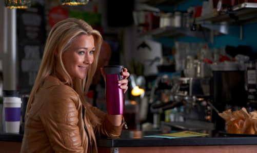 Praktyczny prezent pod choinkę? Postaw na kubek termiczny