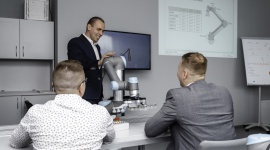 Universal Robots uruchamia Autoryzowane Centra Szkoleniowe, także w Polsce Przemysł, BIZNES - Universal Robots kontynuuje obniżanie barier dotyczących robotyzacji z praktycznymi szkoleniami nt. programowania. Firma uruchomiła Autoryzowane Centra Szkoleniowe na całym świecie, w tym dwa w Polsce - w Warszawie i Wrocławiu.