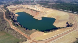 Lafarge rekultywuje teren pokopalniany w Radkowicach Przemysł, BIZNES - Lafarge w Polsce kończy rekultywację nieczynnego wyrobiska Radkowice-Podwole, zajmującego powierzchnię blisko 28 ha. Obecnie wyrobisko w naturalny sposób wypełnia się wodą, dodatkowo prowadzone są również prace związane z nasadzeniem drzew i krzewów.