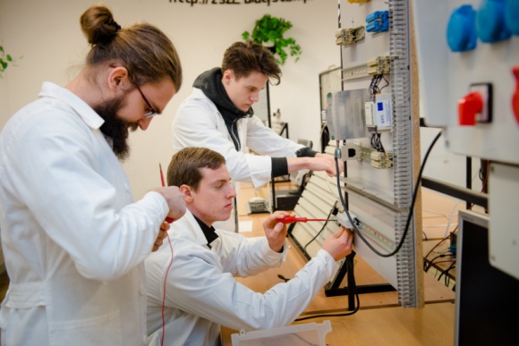 Nowy kierunek z unijnym wsparciem w Białymstoku Przemysł, BIZNES - Jest jeszcze szansa na naukę w nowej klasie od patronatem firmy KAN. 12 lipca ruszyła rekrutacja uzupełniająca dla absolwentów szkół podstawowych.