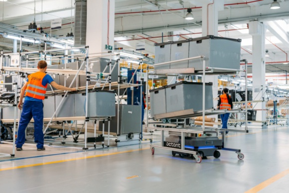 Flota robotów MiR200 usprawnia logistykę w zakładzie Whirlpool w Łodzi Przemysł, BIZNES - Flota robotów MiR200 usprawnia logistykę, zwiększając wydajność pracy w zakładzie Whirlpool w Łodzi.