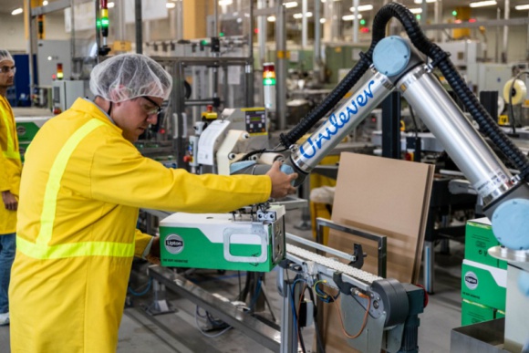 6 robotów współpracujących Universal Robots wspiera Unilever w Katowicach Przemysł, BIZNES - W fabryce Unilever w Katowicach coboty przyspieszają proces paletyzacji i poprawiają ergonomię pracy