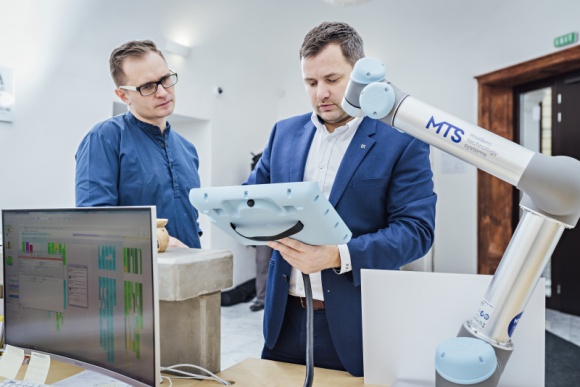 Universal Robots ogłasza zwycięzców konkursu Win a Robot 2019 Przemysł, BIZNES - Roboty współpracujące (coboty) UR5 i UR10 powędrują do firmy Estelio s.r.o. ze słowackiej Nitry oraz do rumuńskiego producenta STAER INTERNATIONAL. Do drugiej edycji konkursu zgłoszono łącznie 856 projektów z 8 krajów.