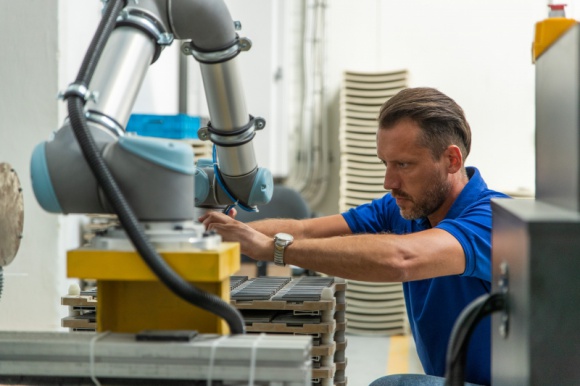 AQUAEL rozpoczął proces automatyzacji z robotami współpracującymi Przemysł, BIZNES - Universal Robots – lider i pionier na rynku robotów współpracujących wyposażył fabrykę AQUAEL, czołowego producenta branży akwarystyki, w robota UR5 automatyzującego produkcję grzałek. Wdrożenie cobota UR pozwoliło skrócić czas realizacji procesów wytwarzania.