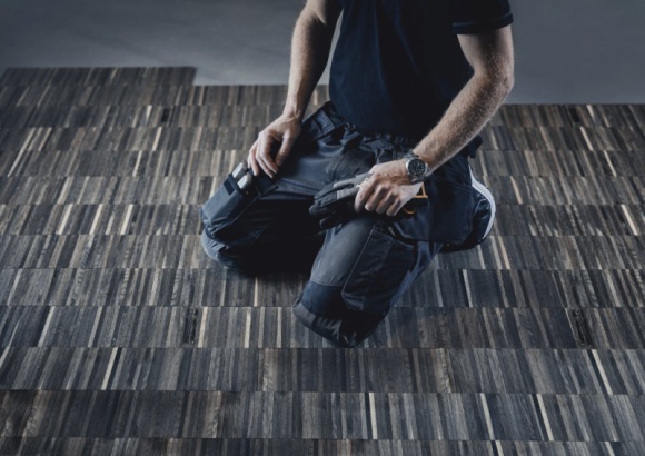 Rozciągnięty komfort pracy, spodnie robocze ze stretchem! Przemysł, BIZNES - Dziesiątki, setki albo i tysiące kucnięć, wypadów czy wręcz szpagatów to codzienność fachowców pracujących w warsztatach, fabrykach i na budowach. W tak wymagających warunkach trzeba nie tylko wykazać się dobrą kondycją, ale także dysponować odpowiednimi… spodniami.