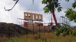 Rekord: 5 dni do gotowego domu Przemysł, BIZNES - Trzy dni prefabrykowano elementy według otrzymanego projektu, by dwa dni później w Lubaszu stanął gotowy dom jednorodzinny z poddaszem użytkowym. W rekordowym tempie powstał energooszczędny, ekologiczny i zdrowy budynek, a do jego montażu wystarczyły... 3 osoby i dźwig.