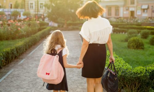 Powakacyjny niezbędnik pracującej mamy: Rozpoczęcie roku szkolnego w 5 krokach