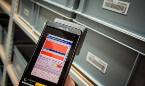 Etykiety RFID w pojemnikach wielokrotnego użytku w sektorze przemysłowym.