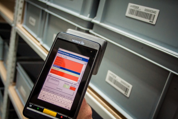 Etykiety RFID w pojemnikach wielokrotnego użytku w sektorze przemysłowym.