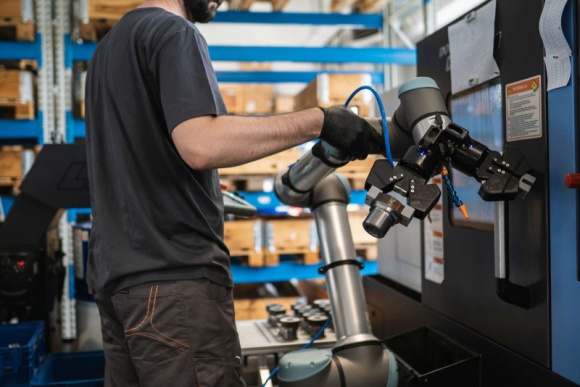 Coboty UR10e zapewniają maksymalne wykorzystanie parku maszynowego w Bernacki Przemysł, BIZNES - Dzięki zastosowaniu robotów współpracujących UR firma Bernacki Industrial Services zwiększyła wydajność maszyn CNC, obniżyła koszty i uwolniła pracowników od uciążliwych prac.