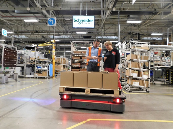 Autonomiczny robot mobilny MiR500 obniża koszty transportu w Schneider Electric