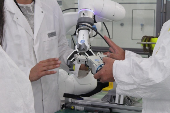L'Oréal automatyzuje centrum badań włosów z aplikacjami współpracującymi OnRobot Przemysł, BIZNES - L'Oréal wdrożył nowe technologie do automatyzacji, modelowania i oceny sensorycznej poprzez integrację zrobotyzowanych aplikacji i rozwiązań światowego lidera w dziedzinie cobotów: OnRobot.