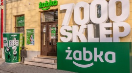 Żabka coraz bardziej lokalna. 7000. sklep sieci otwarty w zabytkowym Bieczu Handel, BIZNES - 25 lutego 2021 roku został otwarty 7000. sklep sieci Żabka. Placówka zlokalizowana jest na rynku zabytkowej miejscowości Biecz, opisywanej w literaturze jako „Perła Podkarpacia”. To pierwsza Żabka w tej miejscowości.