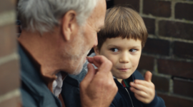 Milka z nową kampanią telewizyjną „Delikatność smakuje lepiej” Media i PR, BIZNES - W styczniu Milka wystartowała z kampanią telewizyjną, realizowaną pod hasłem „Delikatność smakuje lepiej”. Nowy spot reklamowy podkreśla siłę emocji i drobnych gestów wobec drugiego człowieka, wynikających z czułości oraz ludzkiej wrażliwości.