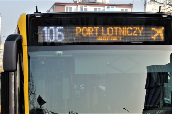 MPK pisze po angielsku. Nowe komunikaty na miejskich autobusach Transport, BIZNES - MPK Wrocław wprowadziło anglojęzyczne komunikaty na tablicach w swoich autobusach. Goście z zagranicy będą mogli łatwo zorientować się, który autobus zmierza do dworca kolejowego lub portu lotniczego.