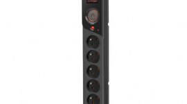 Armac Z5: sprzęt elektroniczny pod ochroną IT i technologie, BIZNES - Listwa przeciwprzepięciowa to jedno z bardziej niedocenianych urządzeń. Do czasu niewielkiej anomalii w sieci energetycznej, kiedy trzeba będzie wymienić np. domowy router, a jest niedziela niehandlowa. Od takich niespodzianek ma chronić listwa zabezpieczająca Armac Z5