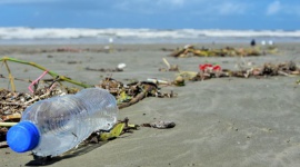 Młodzi kontra plastik Ochrona środowiska, BIZNES - • Podatek od plastiku i ograniczenia dotyczące używania jednorazowych plastików to za mało. • Młodzież ma nowe pomysły na redukcję i recykling plastiku. • Ruszył program Mniej Plastiku realizowany w ramach olimpiady Zwolnieni z Teorii przy wsparciu Lidl Polska.