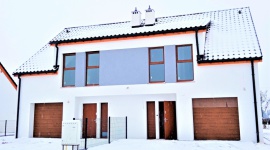 MEGA OKAZJA! Domy w zabudowie bliźniaczej w Nadolicach Nieruchomości, BIZNES - Świetne domy w SUPER lokalizacji w Nadolicach! 2 ostatnie segmenty w jednym budynku bliźniaczym! Mamy dla Państwa 2 ostatnie domy w zabudowie bliźniaczej w Nadolicach o powierzchni użytkowej 106,97 m2 (126,93 pow. całkowitej)