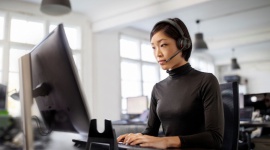 Zestawy słuchawkowe DECT firmy Poly - Savi 7300 Telekomunikacja, BIZNES - Certyfikowane przez Microsoft Teams biznesowe słuchawki bezprzewodowe – Savi 7300 Office Series zapewniają maksymalne bezpieczeństwo i prywatność podczas rozmów.