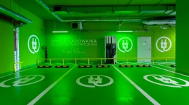 Najszybsza w Warszawie stacja ładowania aut elektrycznych w Royal Wilanów Motoryzacja, BIZNES - W budynku Royal Wilanów przy ul. Klimczaka 1 do użytku została oddana pierwsza w Warszawie stacja szybkiego ładowania samochodów elektrycznych o mocy sięgającej 100 kW. Płatności i obsługa stacji są realizowane przez aplikację Ecotap Poland.
