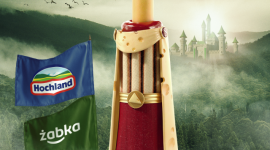 Ser Dog z Hochlandii zagości w Żabce na dłużej Handel, BIZNES - Po udanej ofensywie Imperator Smaku Ser Dog Wspaniały, pogromca mięsożernej rosiczki, na dobre zagości w Żabce. Ser Dog to więcej niż hot dog z parówką. To hot dog z „parówką” serową powstałą m.in. z serów cheddar i maasdamer, przygotowaną przez Hochland.