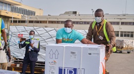 UPS wspiera równomierną dystrybucję szczepionek na świecie Zdrowie, BIZNES - Fundacja UPS zobowiązuje się do dostarczenia 20 milionów dawek szczepionki przeciwko COVID-19 do krajów potrzebujących na czterech kontynentach