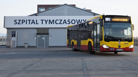 W służbie dla zdrowia. MPK dowozi lekarzy do szpitala tymczasowego Transport, BIZNES - Wrocławski przewoźnik uruchomił dziś (tj. 9.03) nowy specjalny przewóz dla medyków. Autobusy MPK Wrocław dowiozą biały personel do szpitala tymczasowego przy ul. Rakietowej, który właśnie zaczął przyjmować pacjentów.