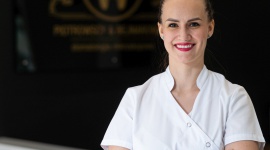 Zapytaj stomatologa: Biały nalot, ból i uczucie dyskomfortu w jamie ustnej Zdrowie, BIZNES - Niewielkie ale bolesne, pojawiają się na języku, podniebieniu, gardle oraz na wewnętrznej części policzków i warg.